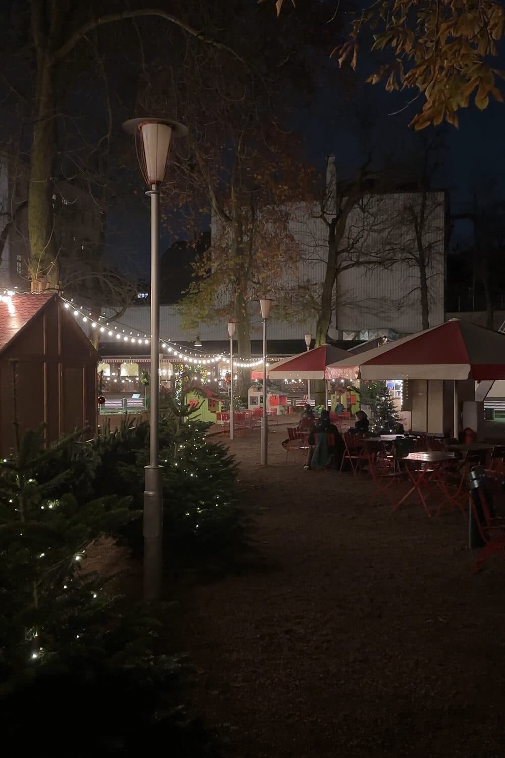 Weihnachtsmarkt in Berlin: Weihnachtsbiergarten im Pratergarten Stände auf dem Weihnachtsbiergarten im Prategarten in Berlin