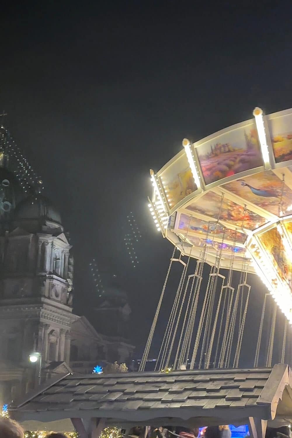 Weihnachtsmarkt in Berlin: Humboldtforum Kettenkarussell und Blick auf den Berliner Dom vom Weihnachtsmarkt am Humboldtforum