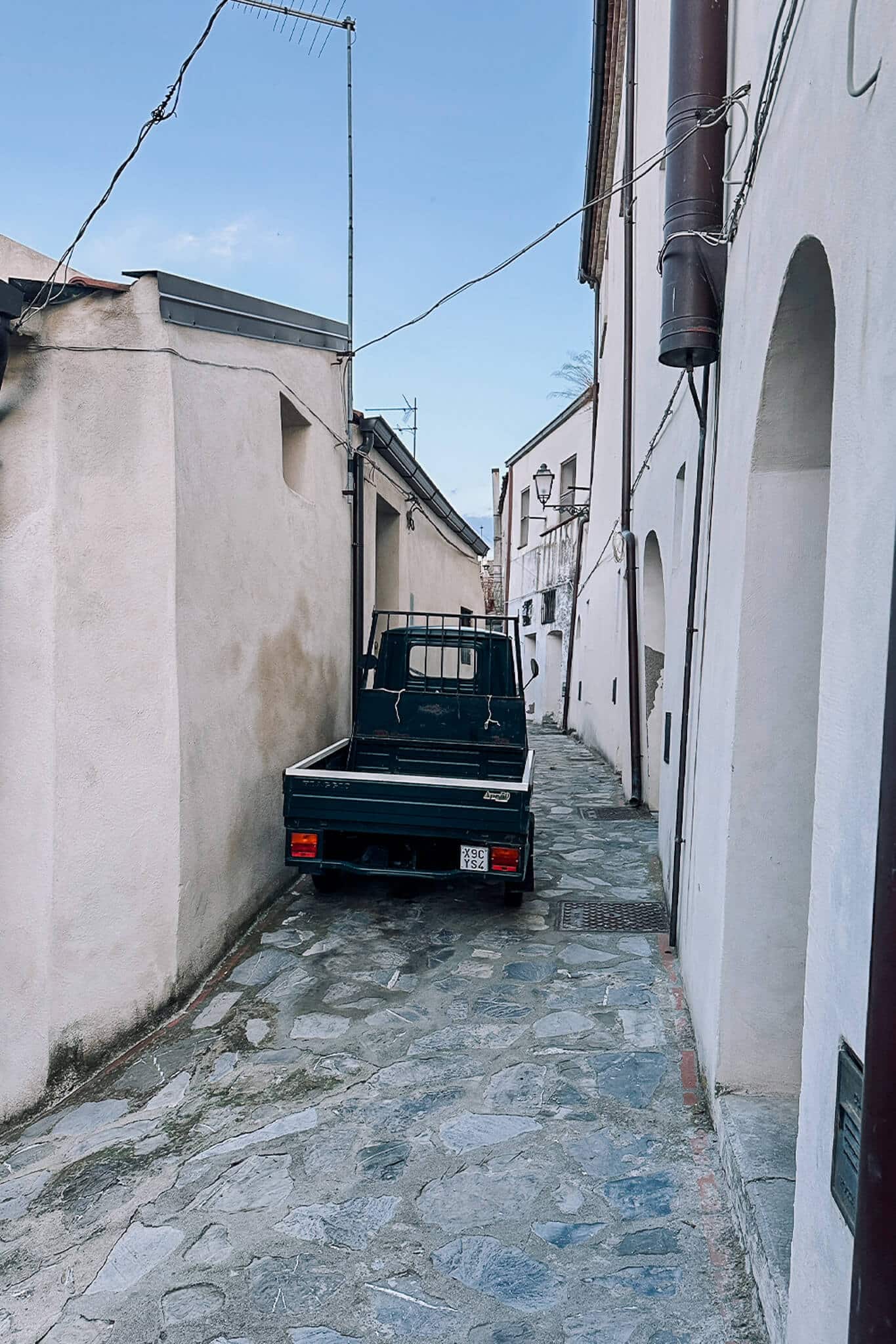 Ape in einer Gasse in Rocca Imperiale in Kalabrien, Italien
