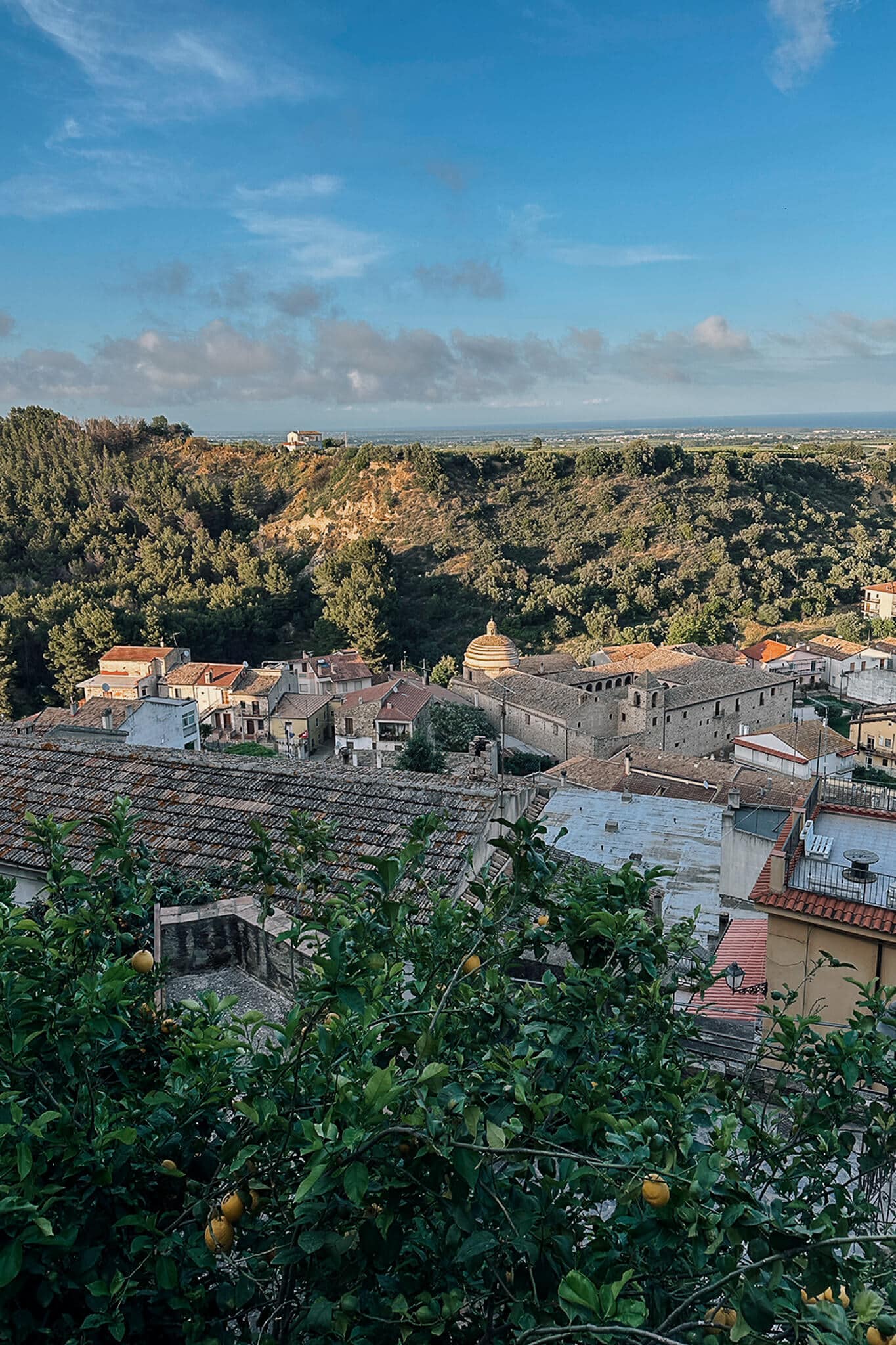 Ausblick über das Dorf Rocca Imperiale in Kalabrien, Italien