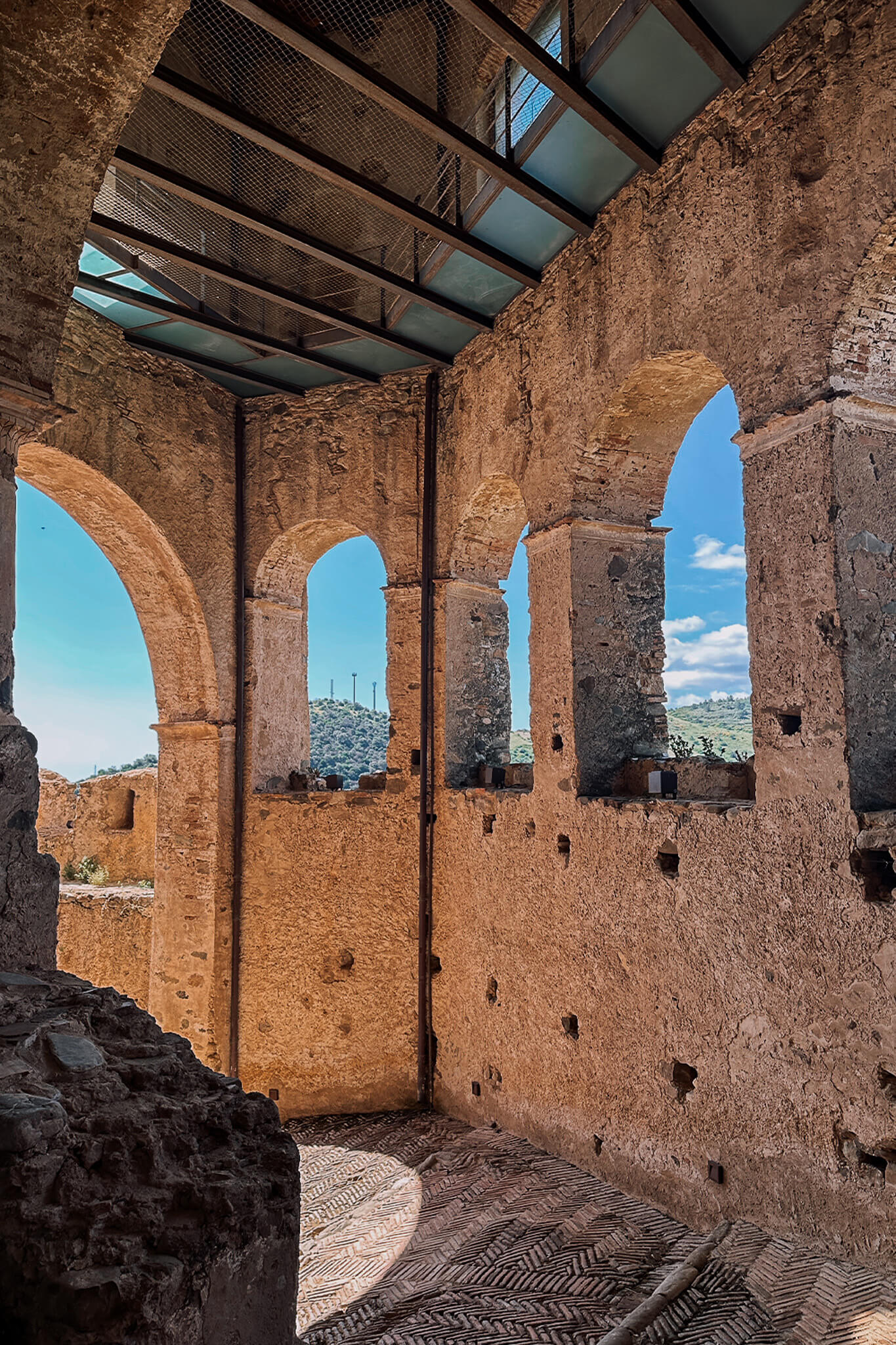 Blick in die Außenmauern des Castello di Rocca Inperiale in Kalabrien, Italien