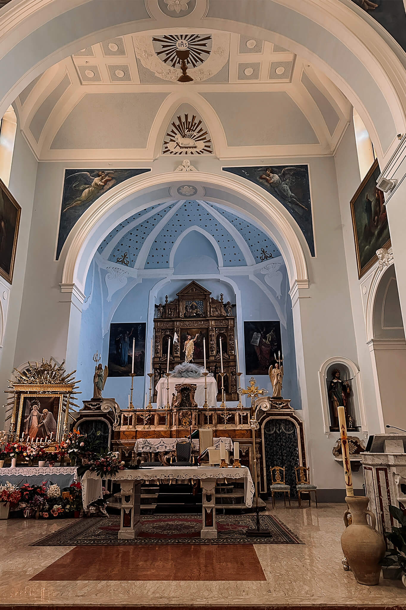 Alter in der Chiesa dell'Assunzione della Beata Vergine Maria in Rocca Imperiale in Kalbarien, Italien