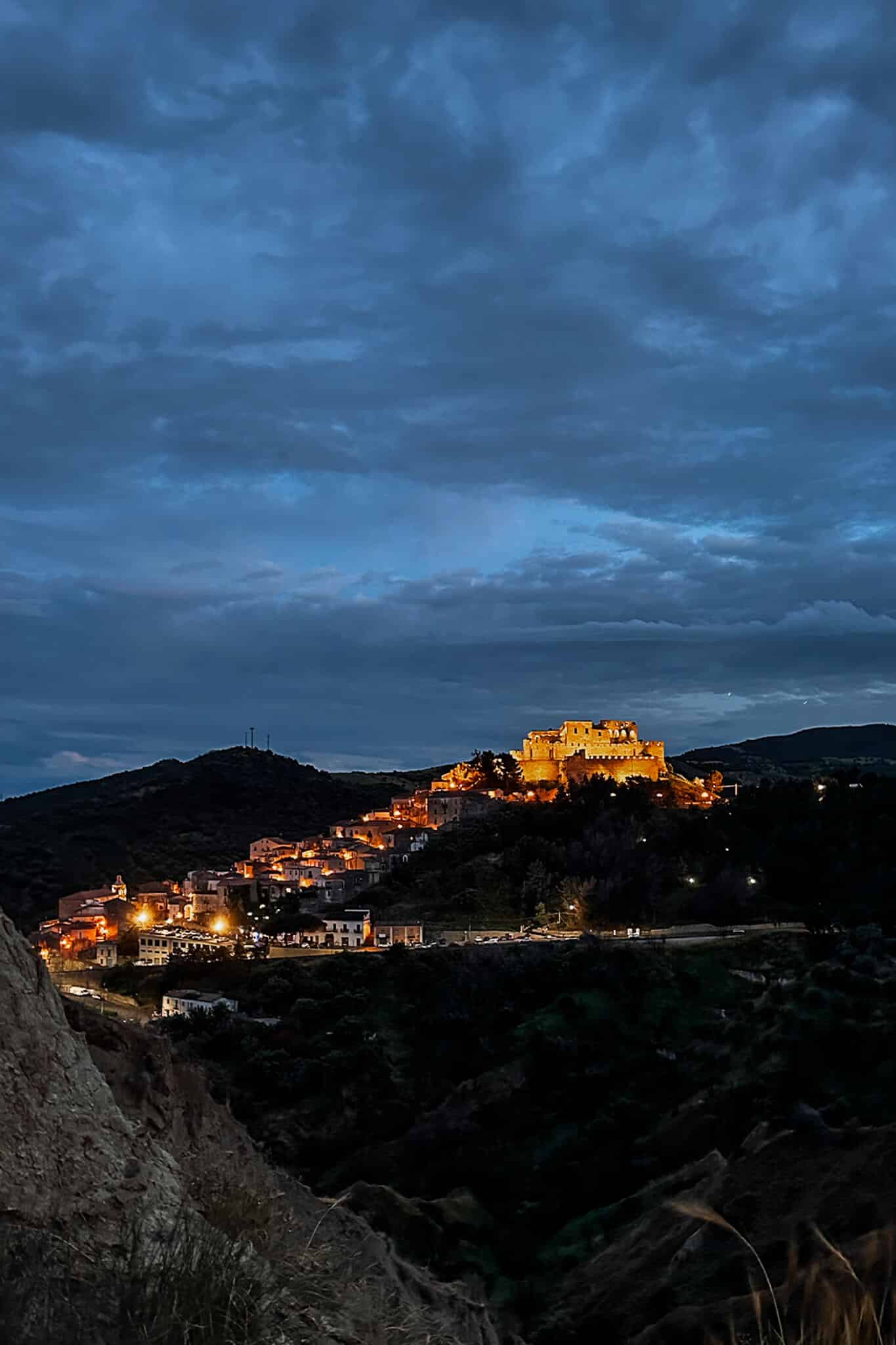Rocca Imperiale bei Nacht