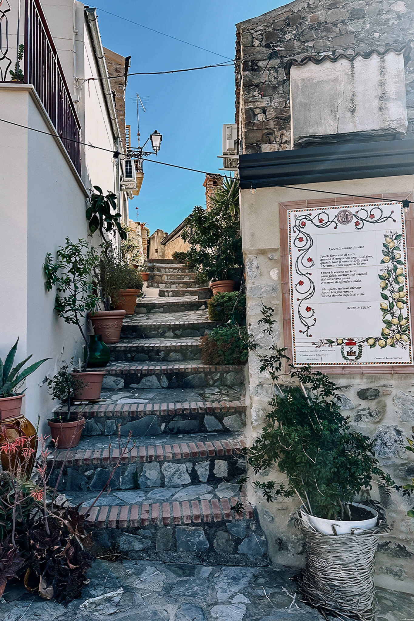 Gasse in Rocca Imperiale in Kalabrien, Italien