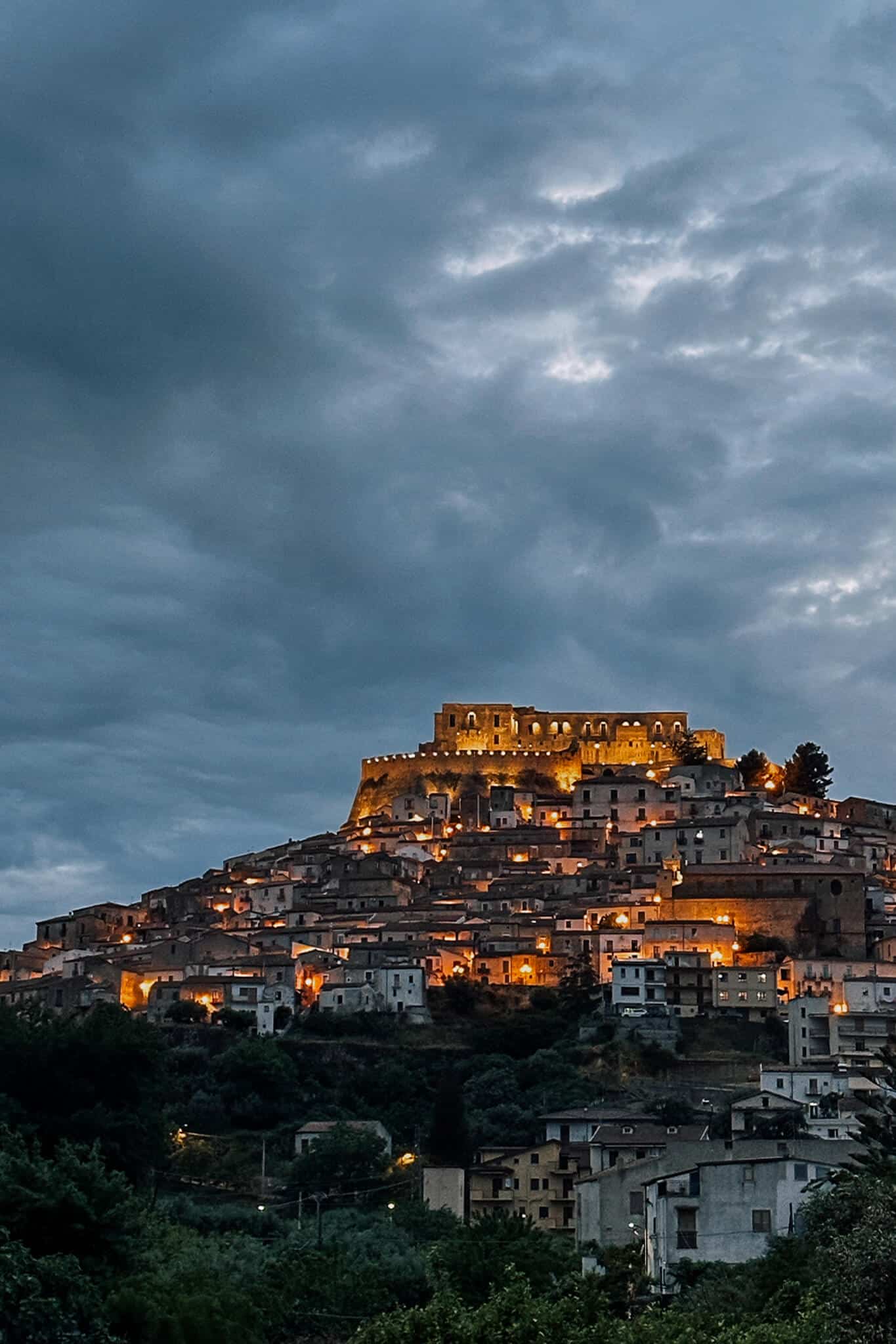 Rocca Imperiale in Kalabrien, Italien beleuchtet bei Nacht