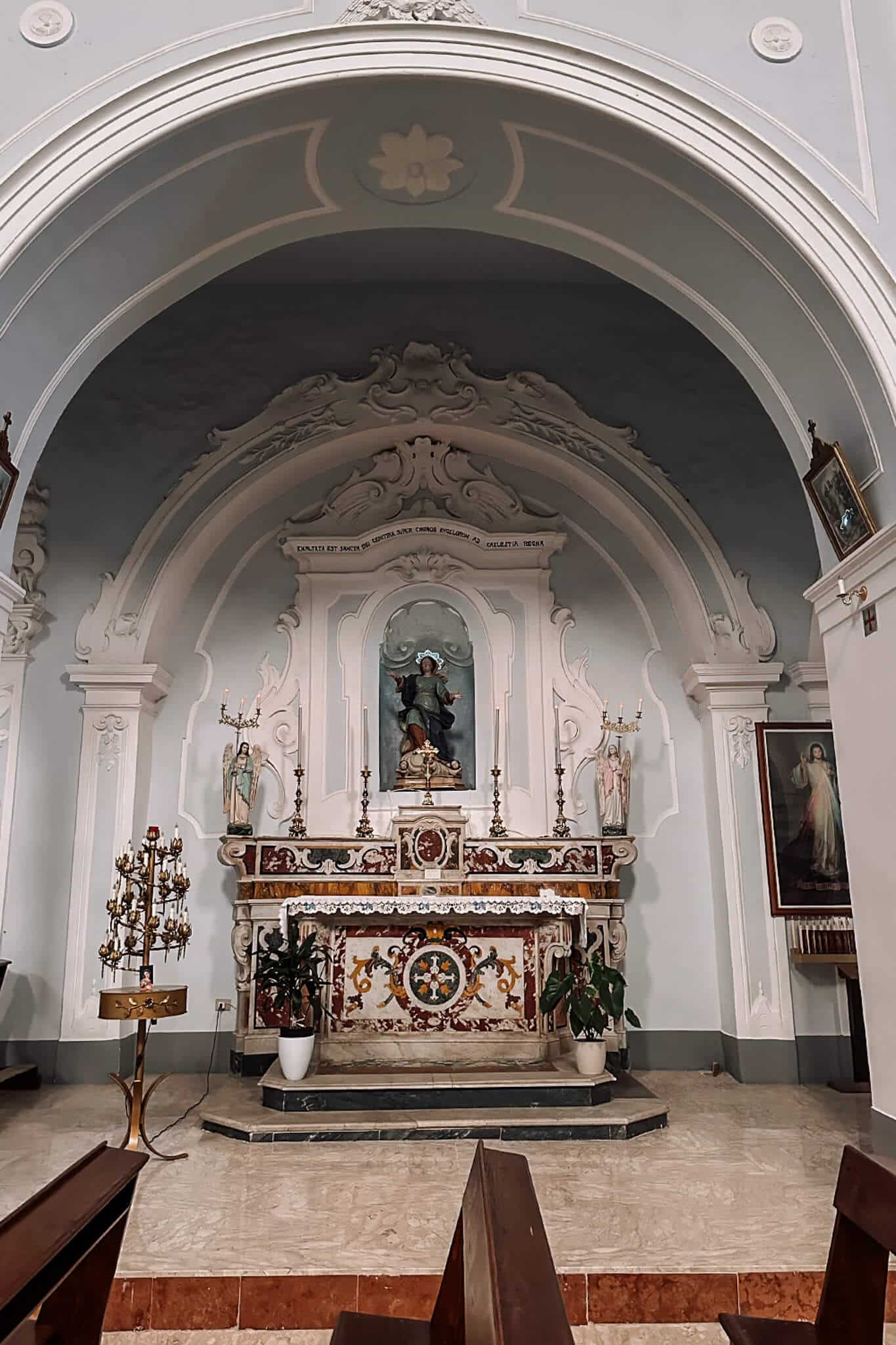 Seitenalter der Chiesa dell'Assunzione della Beata Vergine Maria in Rocca Imperiale in Kalbarien, Italien