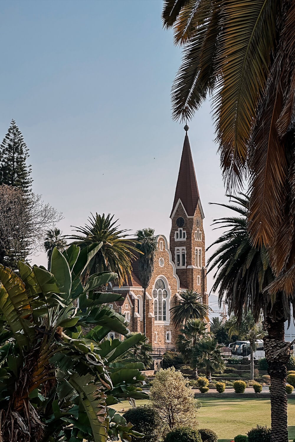 Blick auf Christuskirche durch den Parlamentsgarten in Windhoek