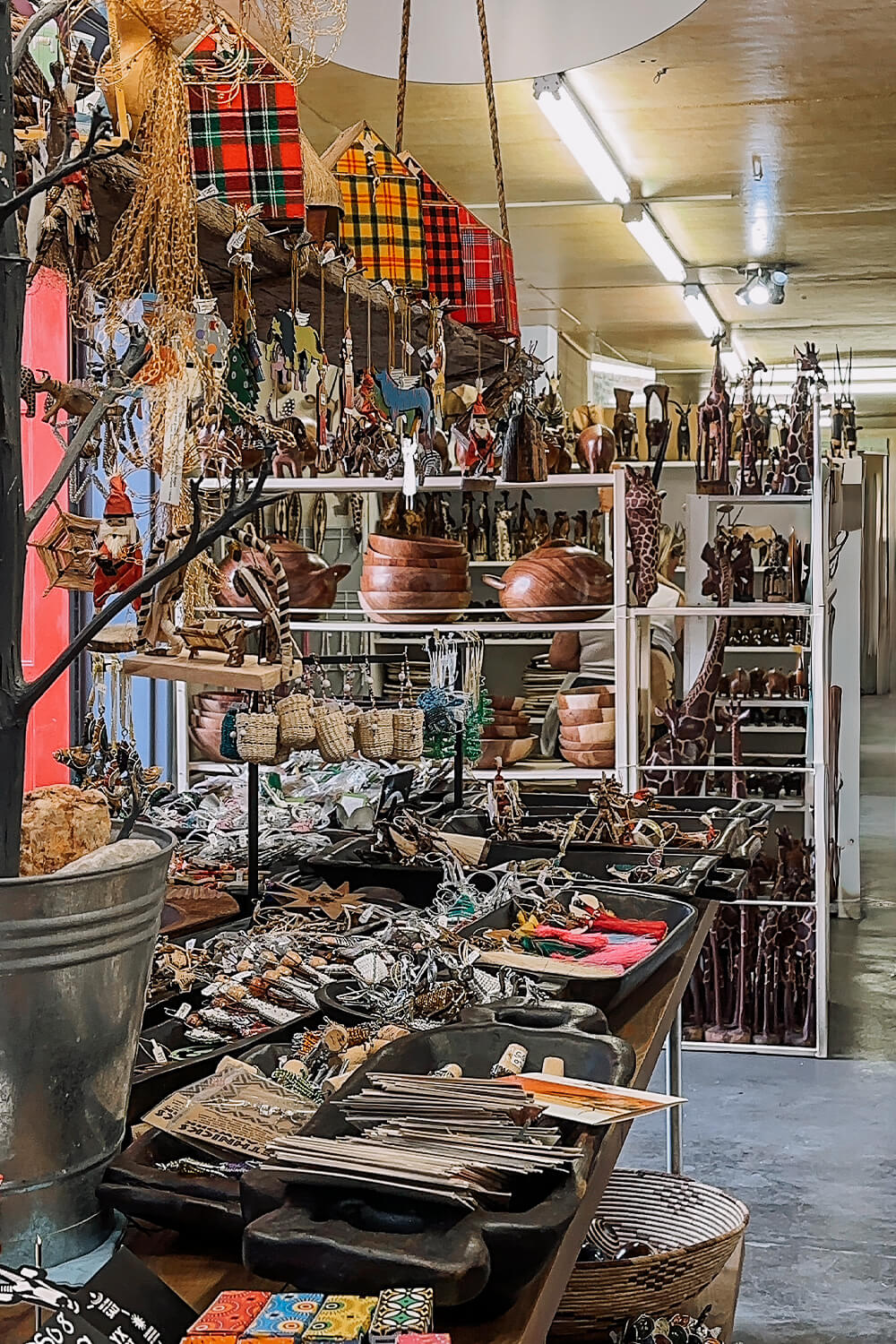 Verkaufsstand mit namibischer Kunst im Craft Center in Windhoek