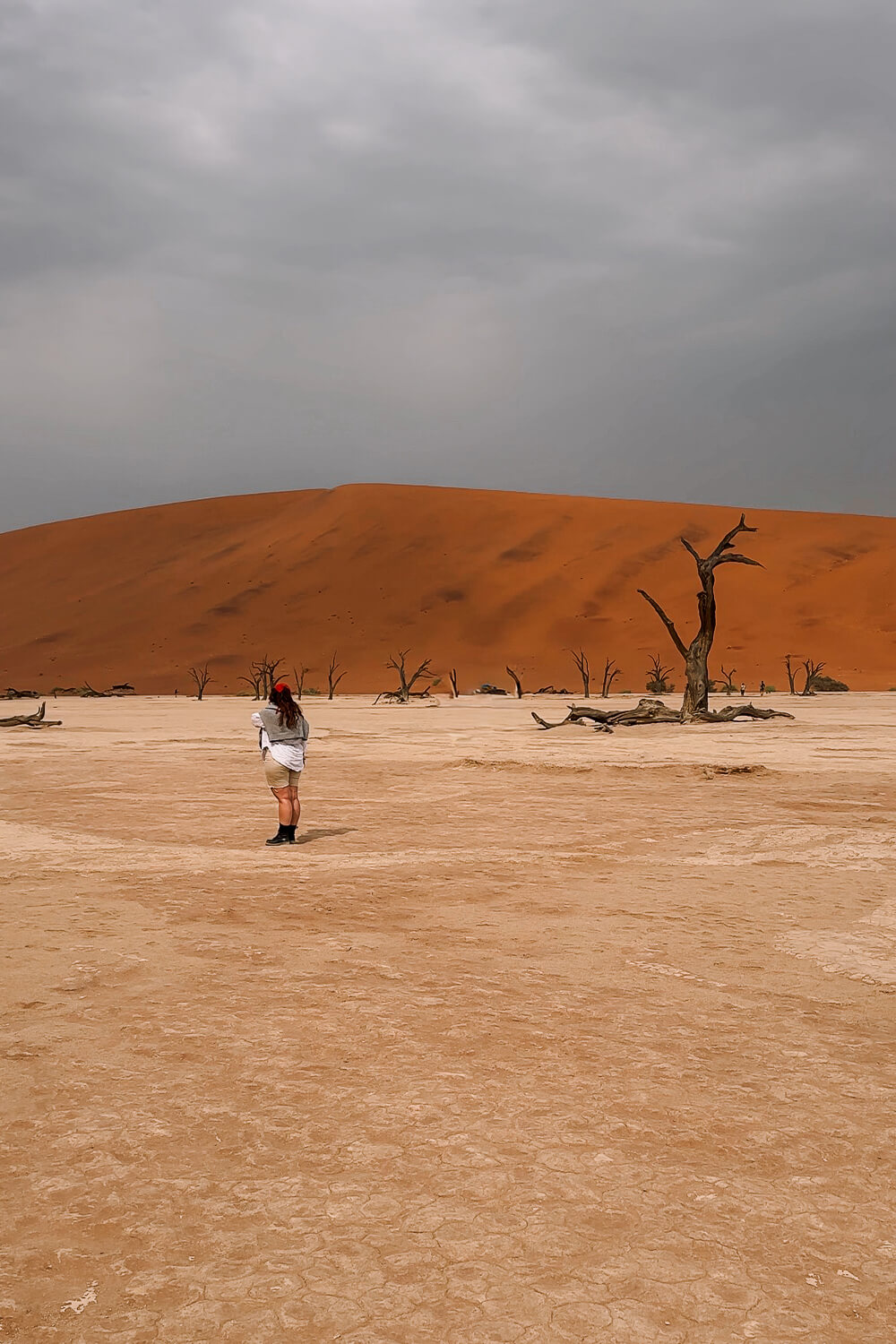Frau in Deadvlei Sossusvlei in Namibia