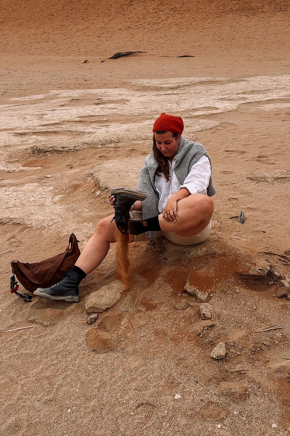 Schuhausleeren nach Dünenwanderung in Sossusvlei in Namibia