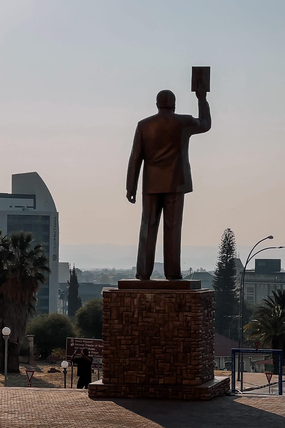 Statue des 1. namibischen Präsidenten mit Blick auf die Stadt in Windhoek