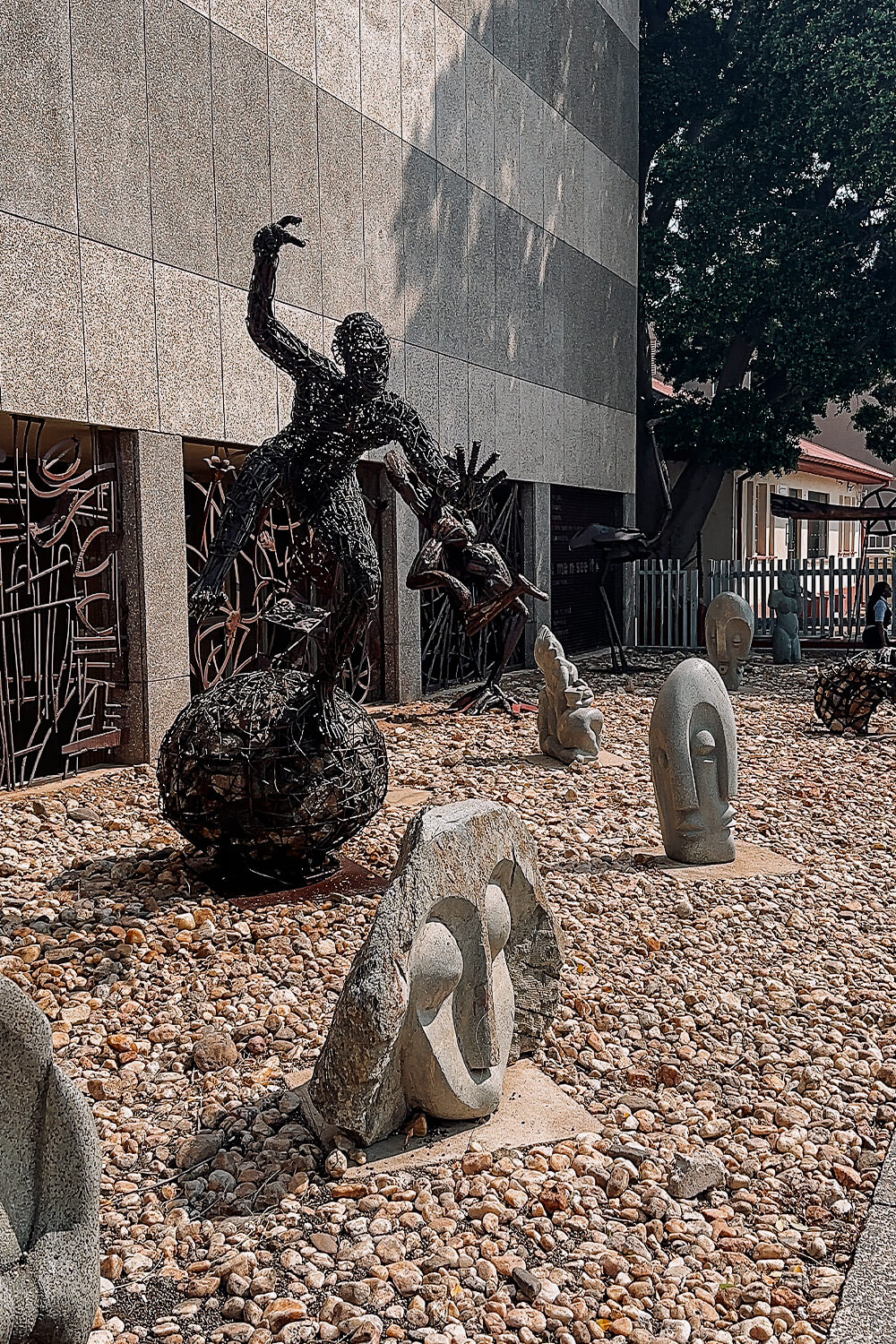 Statuen im Vorgarten der National Art Gallery of Namibia in Windhoek
