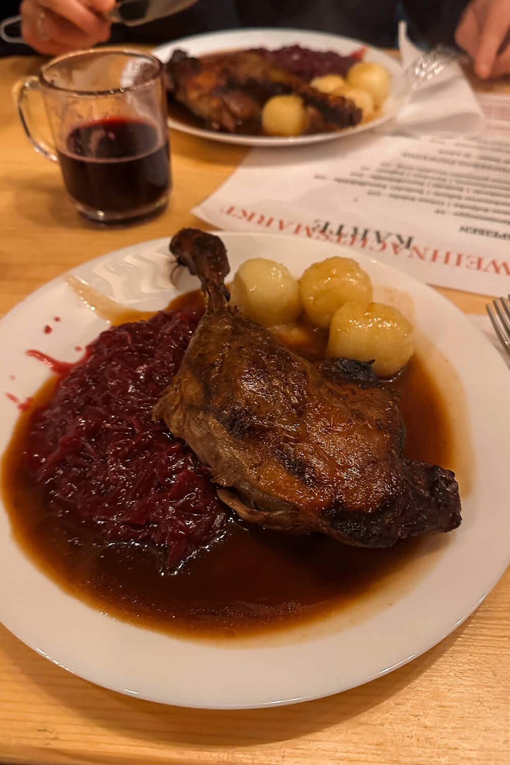 Weihnachtsmarkt Weinlobbyist Berlin Entenbraten mit Klößen und Rotkraut auf dem Weihnachtsmarkt des Weinlobbyist in Berlin-SChöneberg