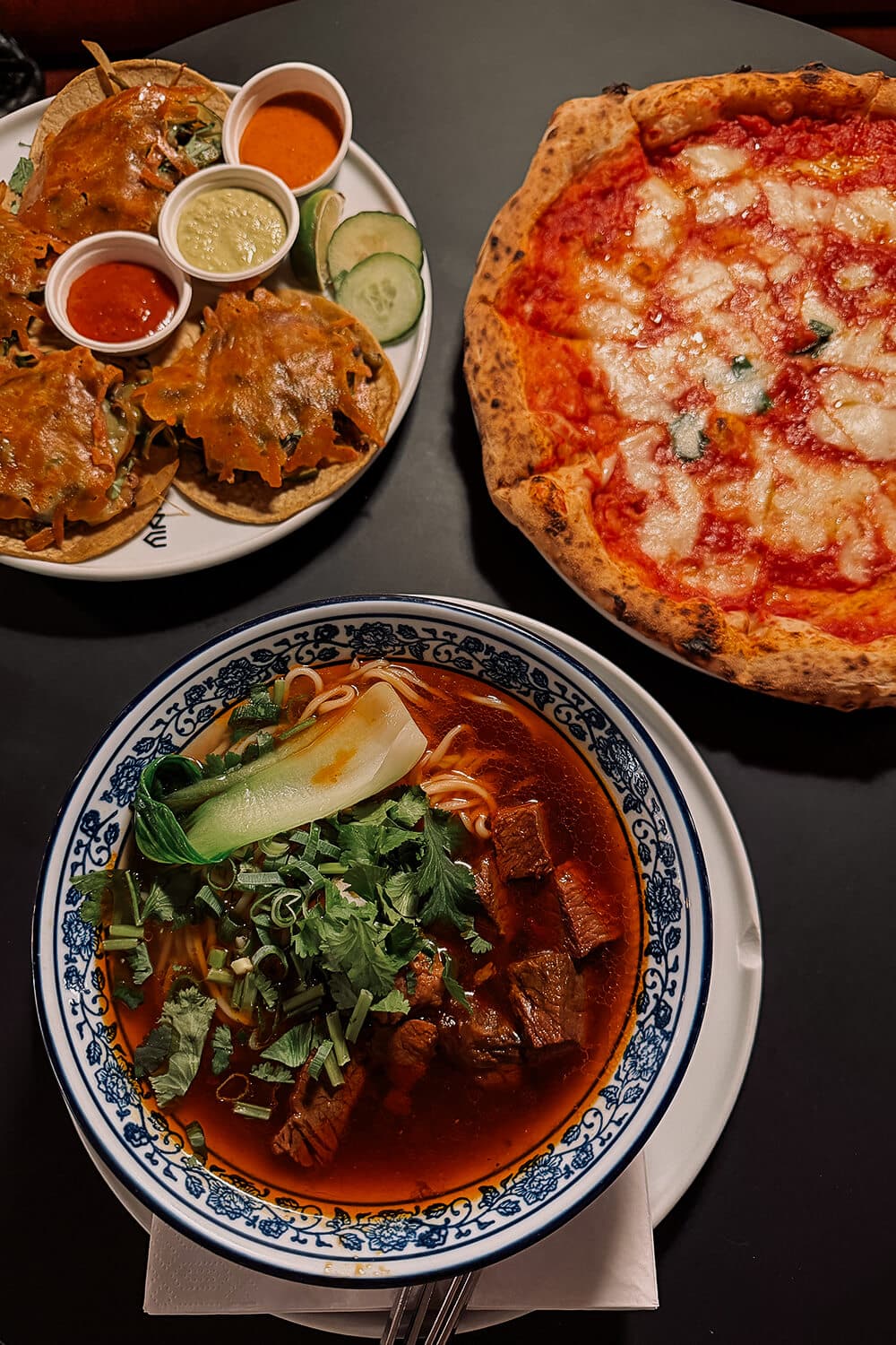 Manifesto Market Berlin Pizza, Tacos und Handpulled Noodles im Manifesto Market in Berlin