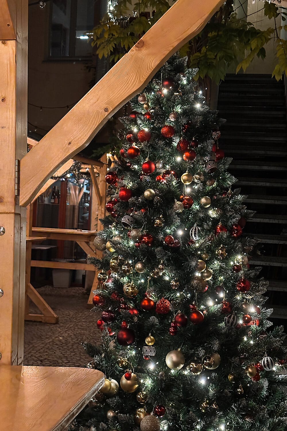Weihnachtsmarkt Weinlobbyist Berlin Weihnachtsbaum auf dem Weihnachtsmarkt des Weinlobbyist in Berlin-Schöneberg