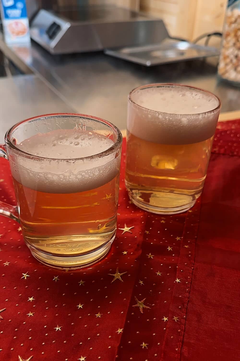 Weihnachtsmarkt Weinlobbyist Berlin Weißer Glühwein auf dem Weihnachtsmarkt des Weinlobbyist in Berlin-Schöneberg