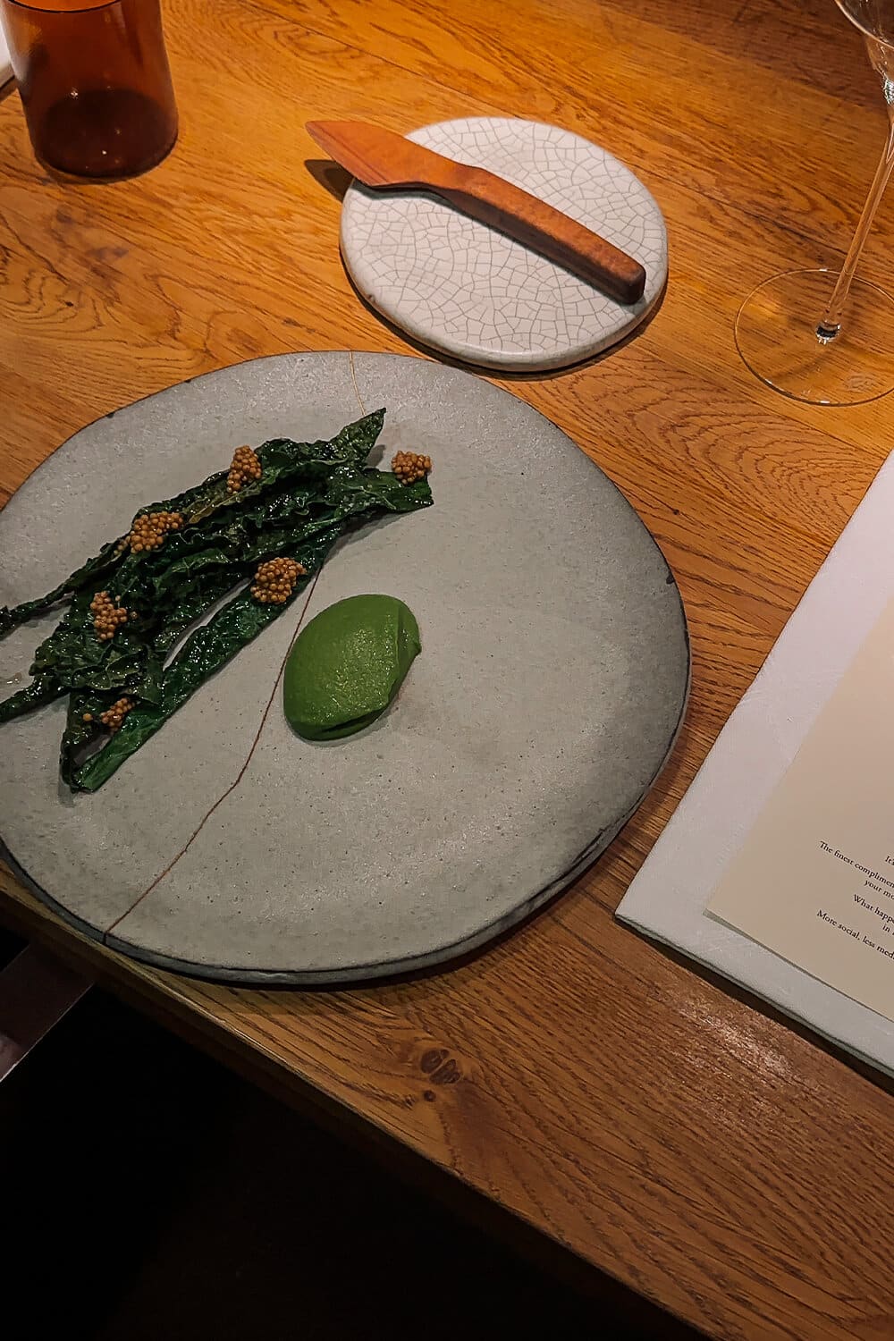 Nobelhart & Schmutzig Berlin Grünkohl mit Erbsenmus im Nobelhart & Schmutzig in Berlin