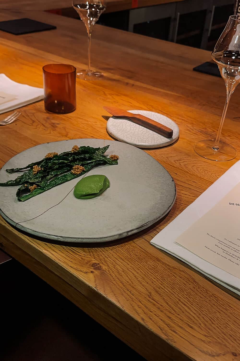 Nobelhart & Schmutzig Berlin Grünkohl mit Erbsenmus im Nobelhart & Schmutzig in Berlin